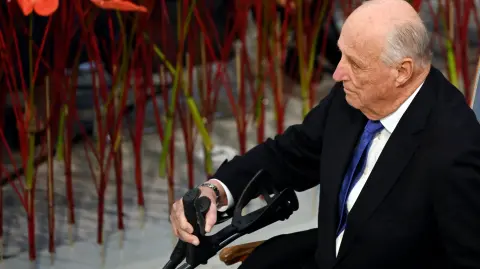 Harald V sufrió problemas de salud similares hace dos años mientras estaba de vacaciones en Malasia.