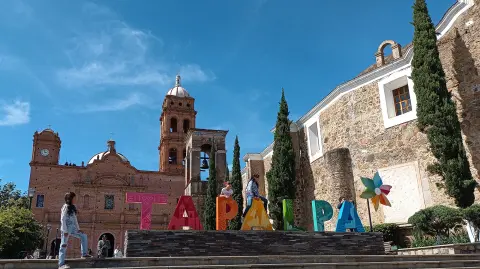 Las letras monumentales de la ciudad de Tapalpa,  Pueblo Mágico en Jalisco, se aprecian al pie de la iglesia en la plaza central de este lugar.