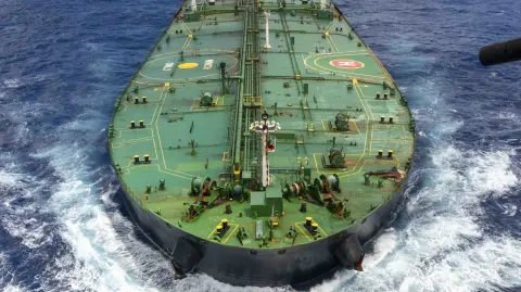 "El buque operaba a pesar del bloqueo establecido por el presidente Trump contra los buques sancionados en el Caribe y trataba de escapar", indicó el Pentágono.