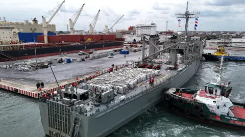 Los buques de apoyo logístico Papaloapan y Huasteco zarparon del puerto de Veracruz con alimentos de primera necesidad.