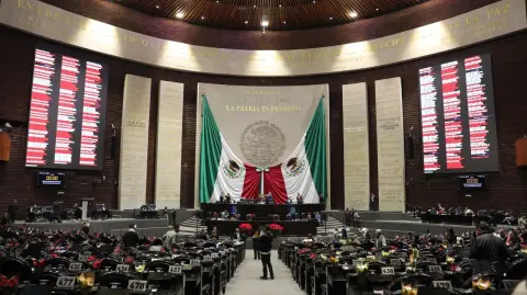 Con los cambios avalados por la Cámara Baja, México se perfila como el tercer país de Latinoamérica con la jornada laboral más corta, equiparando a Ecuador y Chile.

Para más información del tema, visita: https://www.eleconomista.com.mx/mercados/precio-dolar-hoy-25-febrero-2026-cuanto-cotiza-20260225-801583.html

Twitter: https://twitter.com/eleconomista 
Sitio web: https://www.eleconomista.com.mx/ 
Facebook: https://www.facebook.com/ElEconomista.mx 
Instagram: https://www.instagram.com/eleconomistamx

#ElEconomista #EETV #CapitalHumano