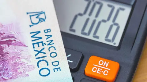 El Banxico revisó al alza su expectativa de crecimiento para la economía mexicana para este año a 1.6% desde el 1.1% que tenían en noviembre. La previsión actualizada es el punto medio del rango que también ajustaron al alza, para ubicarlo entre 1% y 2.2 por ciento.

Para más información del tema, visita: https://www.eleconomista.com.mx/economia/banxico-sube-1-4-pronostico-pib-mexico-ve-impacto-acotado-ieps-inflacion-20260226-801809.html

¡Síguenos en nuestras redes sociales para mantenerte informado!

Twitter: https://twitter.com/eleconomista 
Facebook: https://www.facebook.com/ElEconomista.mx
Instagram: https://www.instagram.com/eleconomistamx
LinkedIn: https://www.linkedin.com/company/el-economista/

#ElEconomista #Banxico #PIB
