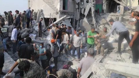 Las autoridades de Irán han denunciado este sábado la muerte de al menos 108 niñas. Asimismo, asegura que más de 200 militares estadounidenses han muerto.

Para más información del tema, visita: https://www.eleconomista.com.mx/internacionales/bombardeos-eu-e-israel-iran-cobran-200-vidas-750-heridos-media-luna-roja-20260228-802080.html

¡Síguenos en nuestras redes sociales para mantenerte informado!

Twitter: https://twitter.com/eleconomista 
Facebook: https://www.facebook.com/ElEconomista.mx
Instagram: https://www.instagram.com/eleconomistamx
LinkedIn: https://www.linkedin.com/company/el-economista/

#ElEconomista #Irán #Ataques