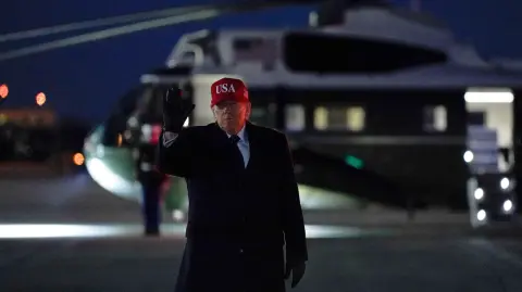 El presidente de Estados Unidos, Donald Trump, saluda a su llegada a la Base Conjunta Andrews, Maryland.