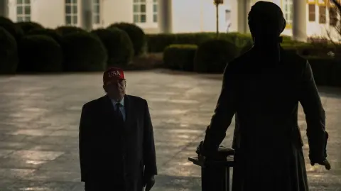 El presidente estadounidense Donald Trump contempla una estatua de Thomas Jefferson en el Jardín de las Rosas.