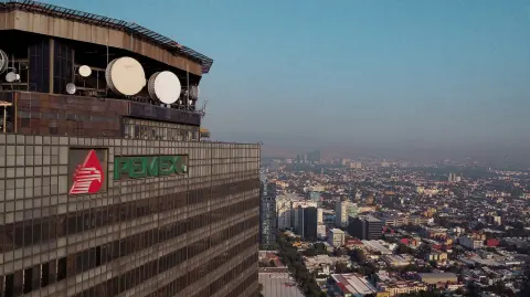 Durante el cuarto trimestre del 2025, la pérdida neta de Pemex se redujo a 147 millones de pesos, desde los más de 350,000 del mismo lapso del 2024.