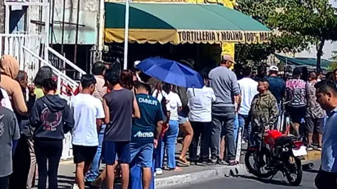 Vecinos de Guadalajara (Jalisco) hacen fila para comprar tortillas de maíz. La muerte de ‘El Mencho’ desató una ola de violencia que provocó desabasto y cierre de negocios. Foto: Antonio Romero
