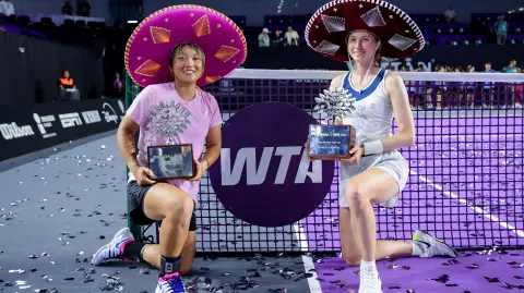 Campeonas. Del lado izquierdo, la china Jian Xinyu; del derecho, la española Cristina Bucsa, ganadora de singles y dobles de la edición 2026 del Mérida WTA 500.