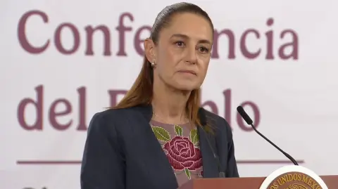 La presidenta Claudia Sheinbaum afirmó que el peso se mantiene estable pese al alza del petróleo tras ataques en Medio Oriente; México activará el IEPS si suben las gasolinas.