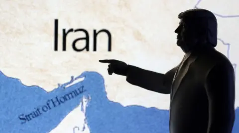 El presidente estadounidense, Donald Trump, dijo este lunes que no dudaría en enviar tropas terrestres a Irán si fuera necesario y amenazó con una nueva "gran ola" de ataques.

Para más información del tema, visita: https://www.eleconomista.com.mx/internacionales/trump-descarta-envio-tropas-estados-unidos-iran-20260302-802265.html

¡Síguenos en nuestras redes sociales para mantenerte informado!

Twitter: https://twitter.com/eleconomista 
Facebook: https://www.facebook.com/ElEconomista.mx
Instagram: https://www.instagram.com/eleconomistamx
LinkedIn: https://www.linkedin.com/company/el-economista/

#ElEconomista #EETV