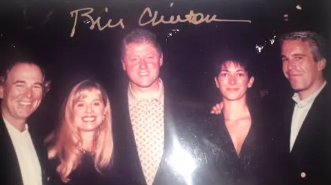 Esta foto sin fecha de la colección personal de Jeffrey Epstein, proporcionada por los demócratas del Comité de Supervisión de la Cámara de Representantes, y en la que se aprecia a Bill Clinton al centro de la imagen.