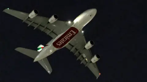 Un avión de pasajeros Airbus A380 de Emirates despega del Aeropuerto Internacional de Dubái.