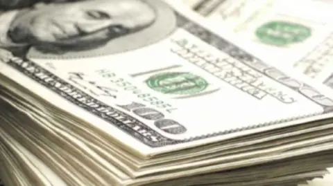 El nerviosismo por los posibles efectos en la inflación y el crecimiento económico impactan en la divisa, llevándola a niveles no vistos desde mediados de enero.

Para más información del tema, visita: https://www.eleconomista.com.mx/mercados/precio-dolar-hoy-3-marzo-2026-cuanto-cotiza-20260303-802455.html

Twitter: https://twitter.com/eleconomista 
Sitio web: https://www.eleconomista.com.mx/ 
Facebook: https://www.facebook.com/ElEconomista.mx 

#ElEconomista #CapitalHumano #EETV #Mercados