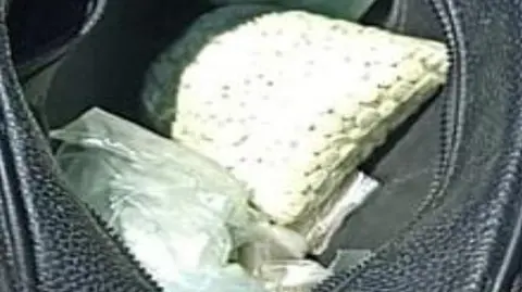 Agentes de seguridad "hallaron 104,000 pastillas de fentanilo, las cuales se encontraban en el interior de una mochila", dijo el gobierno mexicano en un comunicado.