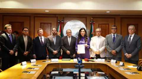 Diputados reciben la propuesta de reforma electoral de la presidenta de México, Claudia Sheinbaum.