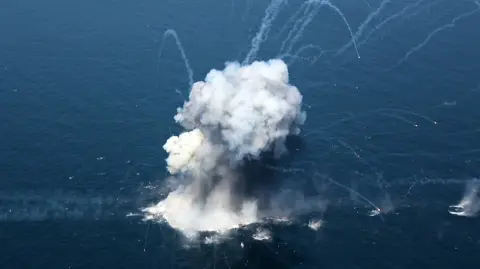Ejercicios militares en el estrecho de Ormuz.