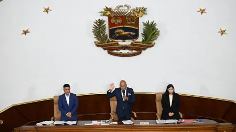 El presidente de la Asamblea Nacional de Venezuela, Jorge Rodríguez (centro), habla junto al primer vicepresidente, Pedro Infante (izq.), y la segunda vicepresidenta, América Pérez.