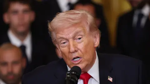 Documentos revelados por el Departamento de Justicia incluyen reportes de interrogatorios del FBI de 2019 en los que una mujer asegura que Epstein le presentó a Donald Trump cuando era menor y que el entonces empresario intentó forzarla a realizar un acto sexual.