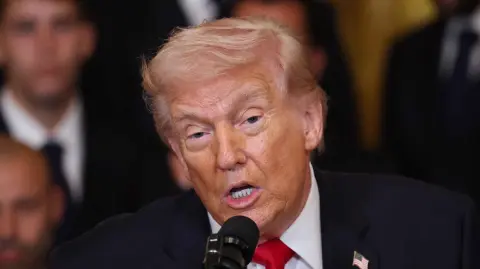 El Departamento de Justicia de Estados Unidos publicó nuevos documentos del caso Jeffrey Epstein, incluidos informes del FBI con acusaciones no corroboradas que señalan que Donald Trump habría agredido sexualmente a una menor.

Para más información del tema, visita: https://www.eleconomista.com.mx/internacionales/estados-unidos-publica-nuevos-documentos-sobre-epstein-acusaciones-trump-20260306-803062.html

¡Síguenos en nuestras redes sociales para mantenerte informado!

Twitter: https://twitter.com/eleconomista 
Facebook: https://www.facebook.com/ElEconomista.mx
Instagram: https://www.instagram.com/eleconomistamx
LinkedIn: https://www.linkedin.com/company/el-economista/

#ElEconomista #Trump #Epstein