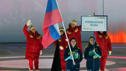 Miembros de la delegación rusa durante la ceremonia de apertura de los Juegos Paralímpicos de Invierno Milano Cortina 2026.