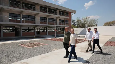La presidenta de México, Claudia Sheinbaum, inauguró el Centro de Bachillerato Tecnológico Agropecuario No.331, en el Salto, Jalisco.
