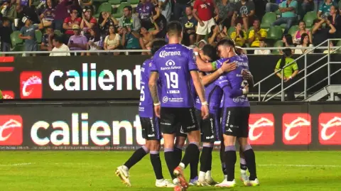 Mazatlán golea al León en su gira de despedida del fútbol mexicano