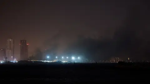 Humo desde la base naval estadounidense tras ser alcanzada por un ataque iraní, en Juffair, Bahréin.