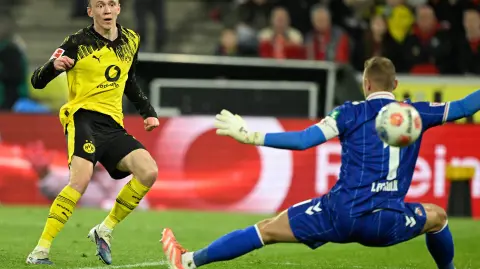 El delantero alemán del Dortmund, Maximilian Beier, marca el gol del 0-2.