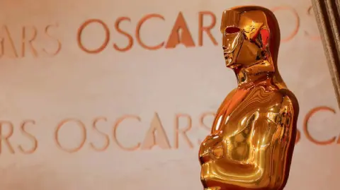 Actores ganadores del Oscar y figuras de Hollywood regresarán al escenario para entregar los galardones en la ceremonia de 2026, que será conducida por Conan O’Brien.

Para más información del tema, visita: https://www.eleconomista.com.mx/arteseideas/oscar-2026-quienes-son-estrellas-presentaran-premios-gala-15-marzo-20260307-803147.html

¡Síguenos en nuestras redes sociales para mantenerte informado!

Twitter: https://twitter.com/eleconomista 
Facebook: https://www.facebook.com/ElEconomista.mx
Instagram: https://www.instagram.com/eleconomistamx
LinkedIn: https://www.linkedin.com/company/el-economista/

#ElEconomista #PremiosOscar