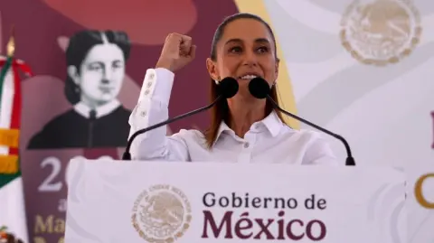 El tema del narcotráfico, la migración y la seguridad regional han marcado la relación bilateral desde el inicio del segundo mandato del presidente estadounidense, quien ha insistido en endurecer las acciones contra los cárteles en el continente.

Para más información del tema, visita: 

¡Síguenos en nuestras redes sociales para mantenerte informado!

Twitter: https://twitter.com/eleconomista 
Facebook: https://www.facebook.com/ElEconomista.mx
Instagram: https://www.instagram.com/eleconomistamx
LinkedIn: https://www.linkedin.com/company/el-economista/

#ElEconomista #Sheinbaum #Trump