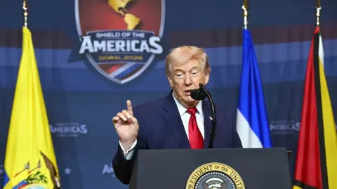 Trump aseguró que, aunque se considera bueno con los idiomas, no dedicará tiempo a estudiarlo debido a sus responsabilidades como presidente.

Para más información del tema, visita: https://www.eleconomista.com.mx/internacionales/aprender-maldito-idioma-trump-genera-polemica-frase-reunion-lideres-america-20260307-803169.html

¡Síguenos en nuestras redes sociales para mantenerte informado!

Twitter: https://twitter.com/eleconomista 
Facebook: https://www.facebook.com/ElEconomista.mx
Instagram: https://www.instagram.com/eleconomistamx
LinkedIn: https://www.linkedin.com/company/el-economista/

#ElEconomista #Trump