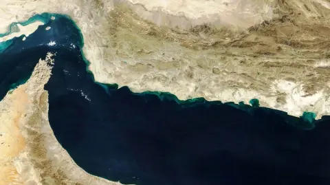 Los Guardianes de la Revolución controlan las operaciones navales en el Golfo y están encargados de garantizar la seguridad del estrecho.

Para más información del tema, visita: https://www.eleconomista.com.mx/internacionales/estrecho-ormuz-importante-ver-conflicto-eu-israel-vs-iran-20260308-803201.html

¡Síguenos en nuestras redes sociales para mantenerte informado!

Twitter: https://twitter.com/eleconomista 
Facebook: https://www.facebook.com/ElEconomista.mx
Instagram: https://www.instagram.com/eleconomistamx
LinkedIn: https://www.linkedin.com/company/el-economista/

#ElEconomista #EstrechodeOrmuz #Irán