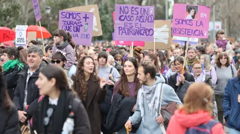 Una mujer desfila con un escrito que dice 'No es un caso aislado, es patriarcalismo'.