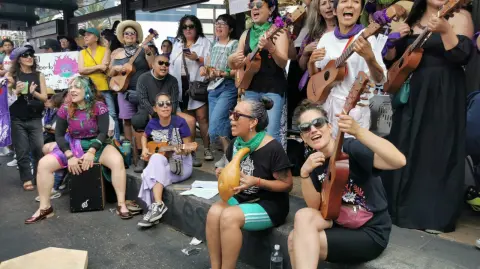 Música, canto, poesía y protesta acompañaron la marcha.