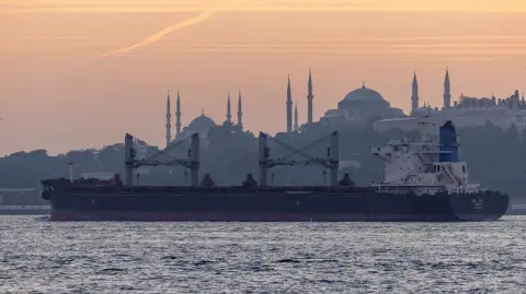 Estados Unidos suspendió sus servicios consulares en una parte del sur de Turquía y ordenó al personal diplomático no esencial abandonar la zona "por los riesgos para su seguridad".

Para más información del tema, visita:https://www.eleconomista.com.mx/internacionales/estados-unidos-ordena-personal-diplomatico-esencial-abandonar-sur-turquia-20260309-803306.html

Twitter: https://twitter.com/eleconomista   
Sitio web: https://www.eleconomista.com.mx/   
Facebook: https://www.facebook.com/ElEconomista.mx   
 
#ElEconomista  #EETV