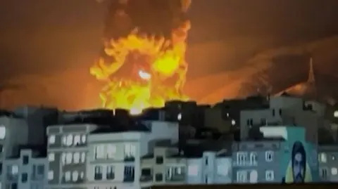 La Media Luna Roja de Irán advirtió a la población sobre el riesgo de lluvia tóxica, después de que ataques aéreos de Estados Unidos e Israel provocaran explosiones en depósitos de petróleo.