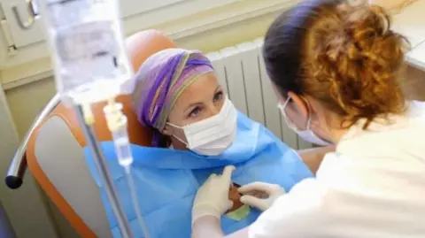 Quimioterapia para tratar a una paciente de cáncer de mama.