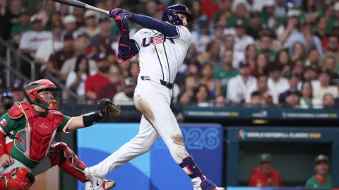 El jardinero estadounidense Roman Anthony (3) conecta un jonrón en la tercera entrada contra México en el Daikin Park.