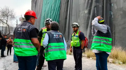 Secretaría de Gestión Integral de Riesgos y Protección Civil realiza los trabajos de rescate de las personas que quedaron atrapadas tras el colapso del inmueble.