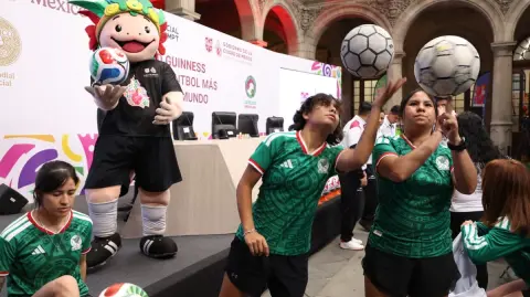 Miles de personas se reunirán en el Zócalo capitalino para una mega clase de futbol rumbo al Mundial 2026. Autoridades esperan la participación de más de 10 mil asistentes.