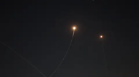 Cohetes en el cielo sobre la ciudad de Tel Aviv en nueva andanada de ataques con misiles iraníes.