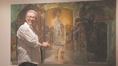 El galerista Pablo Goebel, acompañando el recorrido. Foto Rosario Servin.