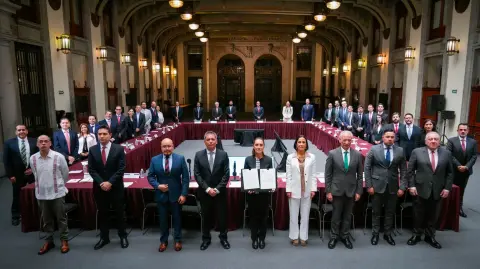 El gobierno de México y el sector gasolinero renovó la estrategia para mantener el precio de la gasolina regular por debajo de los 24 pesos por litro.