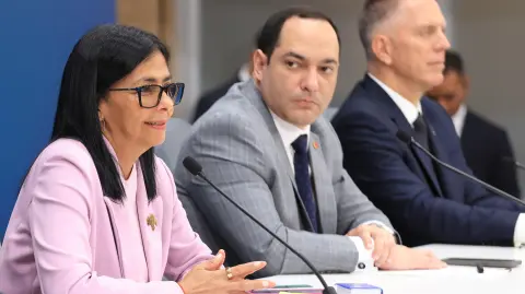 This handout picture released by the Venezuelan Presidency press office shows Venezuela's interim President Delcy Rodriguez (L) speaking next to the president of Venezuelan state oil company PDVSA, Hector Obregon (C), during an audience as part of public consultations on plans to throw open the oil sector to private investment in Caracas on January 26, 2026. Venezuela's interim president Delcy Rodriguez forecast a $1.4 billion bonanza from planned reforms to the oil sector aimed at drawing in foreign investors following the ouster of Nicolas Maduro. During a meeting with business leaders attended by AFP on January 26, 2026, Rodriguez projected investments in the oil sector would rise 55 percent over 2025, when they totaled $900 million. (Photo by Zulimar Campos / Venezuelan Presidency / AFP) / RESTRICTED TO EDITORIAL USE - MANDATORY CREDIT "AFP PHOTO / VENEZUELAN PRESIDENCY / ZULIMAR CAMPOS" -  HANDOUT - NO MARKETING NO ADVERTISING CAMPAIGNS - DISTRIBUTED AS A SERVICE TO CLIENTS - AFP CANNOT INDEPENDENTLY VERIFY THE AUTHENTICITY OR LOCATION, DATE, AND CONTENT OF THESE IMAGES. /