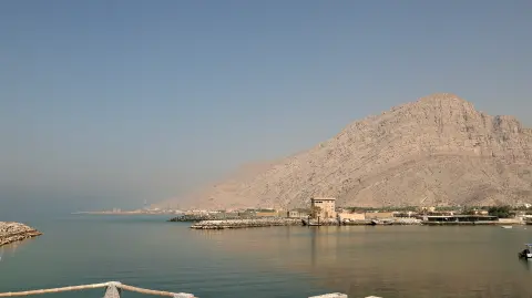 Imagen del puerto pesquero de Al Aqir en el estrecho de Ormuz, en el emirato norteño de Ras Al Khaimah.