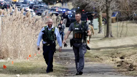 Agentes de policía armados fueron vistos en Walnut Lake Rd.