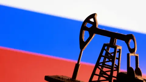FILE PHOTO: A model of an oil pump is seen in front of a Russian flag in this illustration taken January 9, 2026. REUTERS/Dado Ruvic/Illustration/File Photo