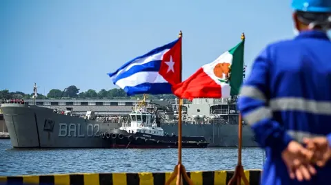Dos buques de la Armada de México con unas 1,000 toneladas de alimentos, medicinas e insumos médicos arribaron este viernes a Cuba.

Para más información del tema, visita: https://www.eleconomista.com.mx/internacionales/llega-tercer-cargamento-mexico-ayuda-humanitaria-cuba-diaz-canel-elogia-apoyo-sheinbaum-20260313-804146.html

¡Síguenos en nuestras redes sociales para mantenerte informado!

Twitter: https://twitter.com/eleconomista 
Facebook: https://www.facebook.com/ElEconomista.mx
Instagram: https://www.instagram.com/eleconomistamx
LinkedIn: https://www.linkedin.com/company/el-economista/

#ElEconomista #Cuba #México