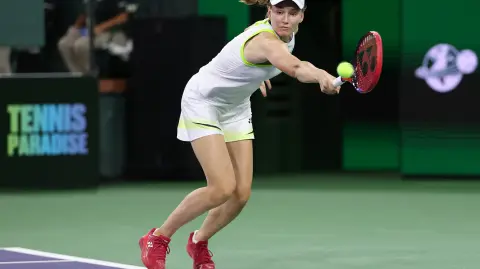 INDIAN WELLS, CALIFORNIA - MARCH 13: Elena Rybakina of Kazakhstan returns against Elina Svitolina of Ukraine during their Women's Singles Semifinals match on Day 10 of the BNP Paribas Open at Indian Wells Tennis Garden on March 13, 2026 in Indian Wells, California.   Clive Brunskill/Getty Images/AFP (Photo by CLIVE BRUNSKILL / GETTY IMAGES NORTH AMERICA / Getty Images via AFP)