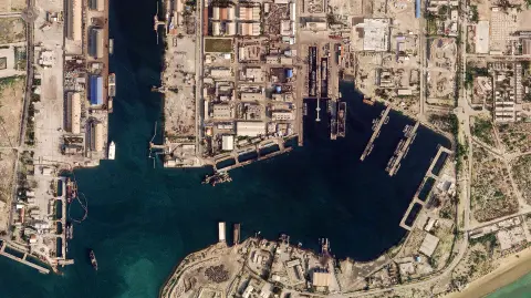 Daños en el puerto militar de Bandar Abbas, en el sur de Irán, a lo largo del estrecho de Ormuz.